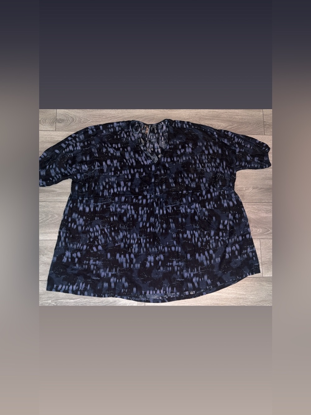 Stella McCartney Seven7 Size 3X Vneck Blouse Blue Short Sleeved Plus Size EUC